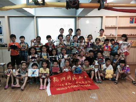 教育色情视频
流动少年宫践行小分队 创意相框秀进娃哈哈小学