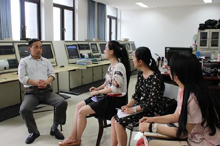 王胜平老师接受色情视频
新闻记者采访